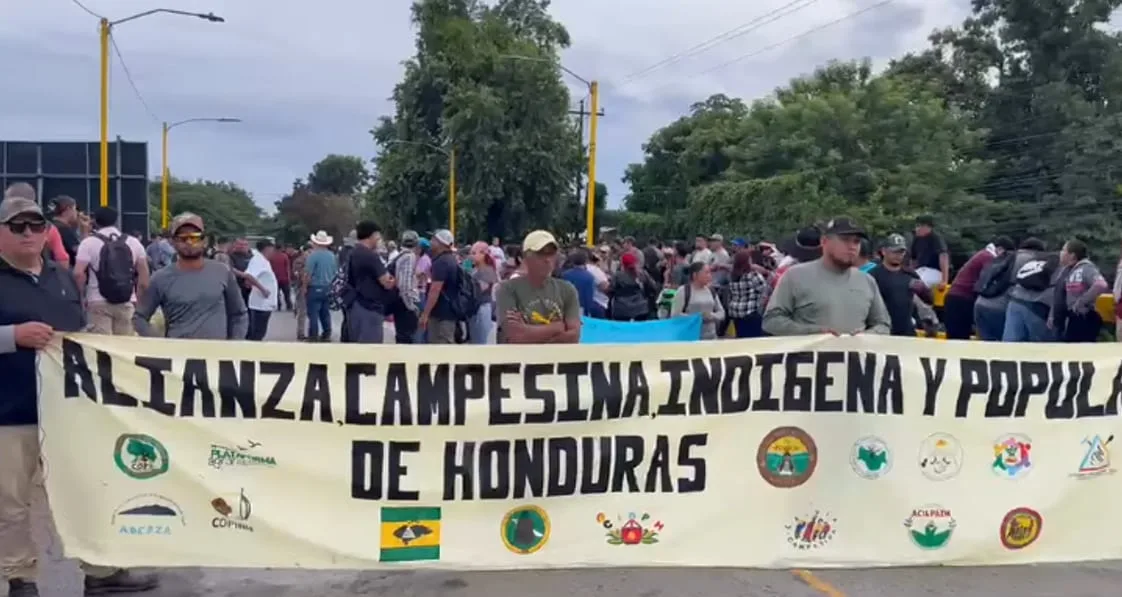 Honduras: Protesta campesina por alto costo de vida bloquea puente y Policía lanza gases lacrimógenos