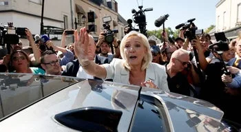 Presidenciais francesas. Sondagens apontam para segunda volta entre Le Pen e Mélenchon