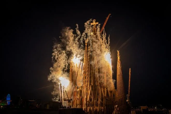 El Govern desvincula a los Mossos de expulsión de cantantes con 'estelades' de la Sagrada Família durante la visita del Papa