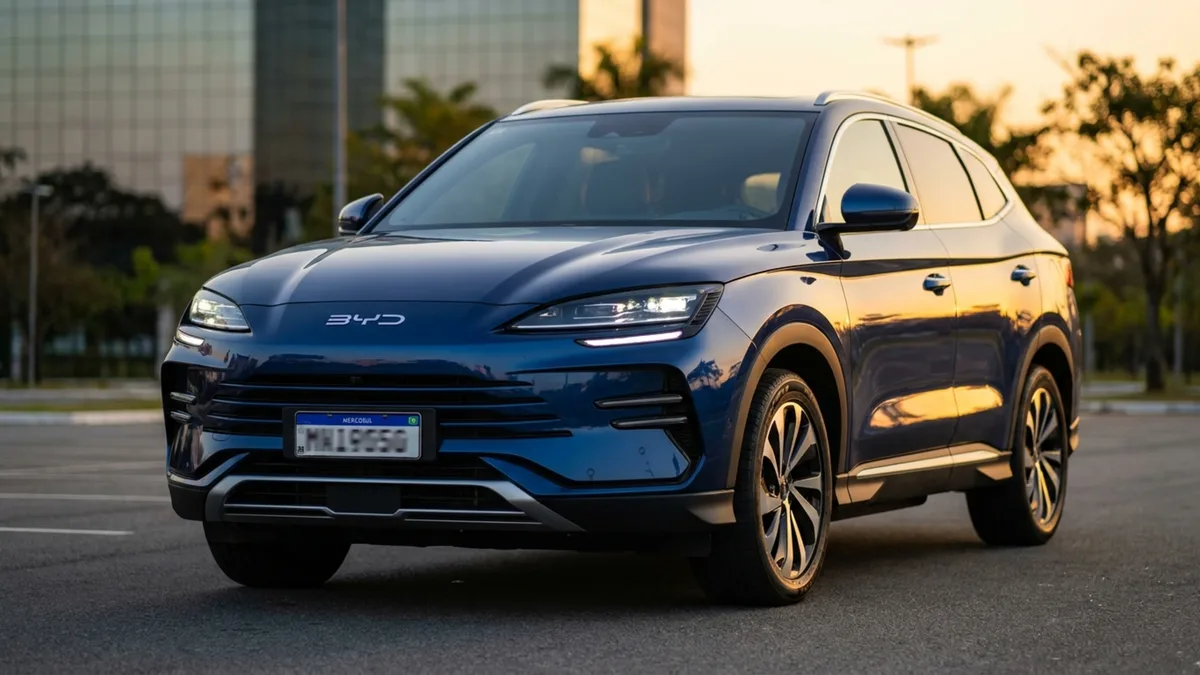 A tela chama atenção na concessionária, mas é poder fazer parte do trajeto sem gasolina que muda a rotina deste SUV