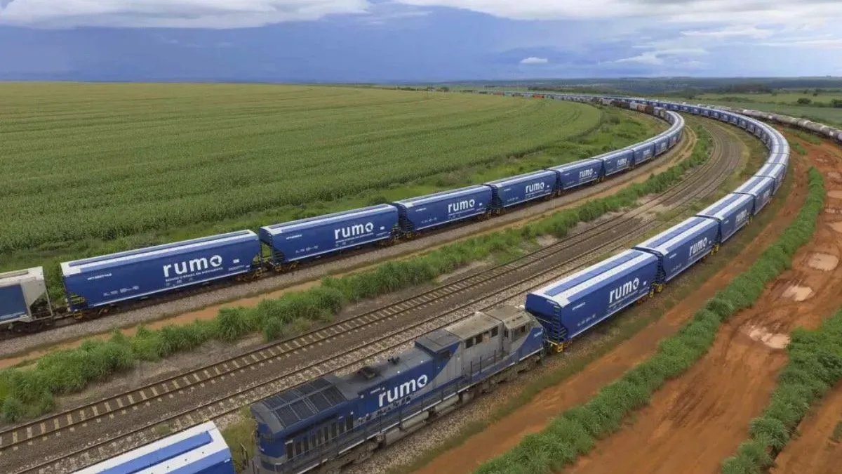 Maior fábrica de celulose do mundo que gera até 20 mil empregos avança e recebe primeiros vagões de linha de trem própria de 47 km no Brasil