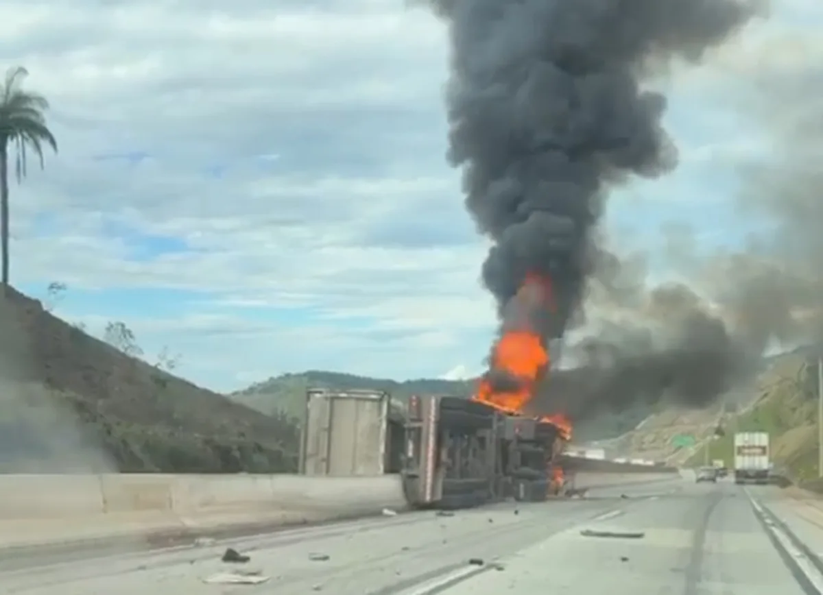 Carreta tomba e pega fogo na BR-381, na Grande BH; pista foi totalmente interditada