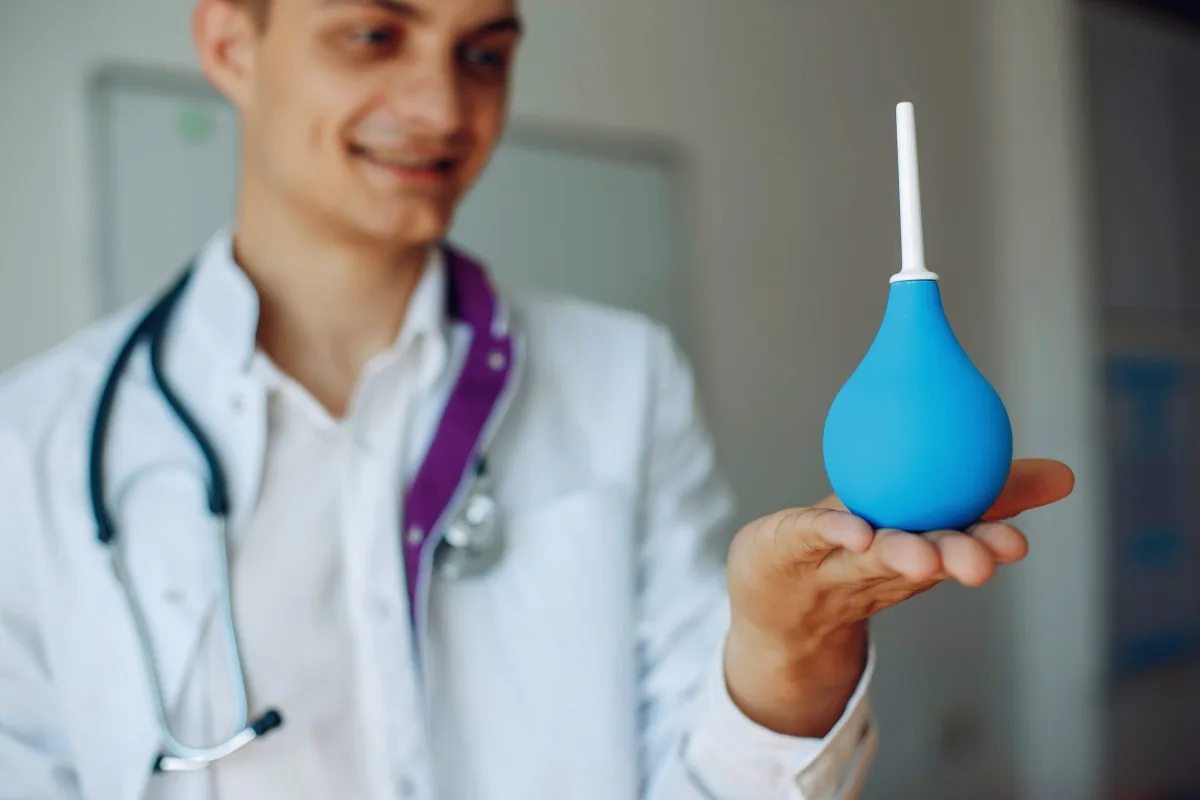 Sexo anal: médico explica diferenças entre enema e ducha higiênica
