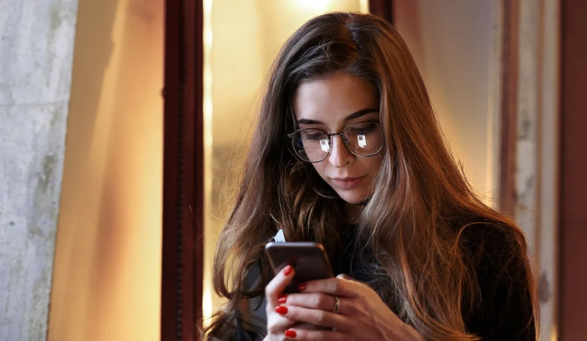 IA vira aliada de mulheres para checar pretendentes antes do primeiro encontro