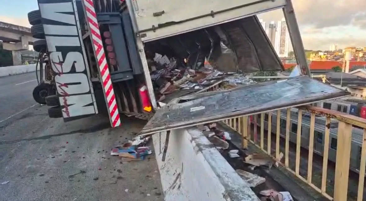 VÍDEO: Carga de morangos é saqueada após caminhão tombar na BR-324