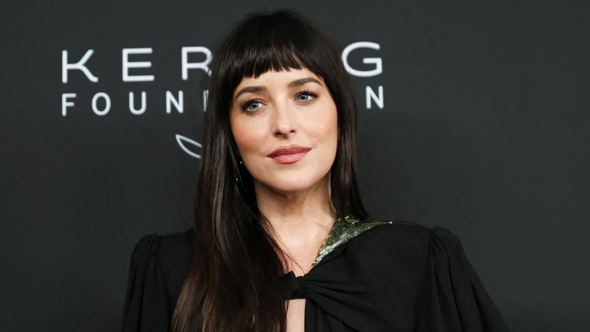 Dakota Johnson habló de su nueva etapa tras la ruptura con Chris Martin y de su deseo de ser madre