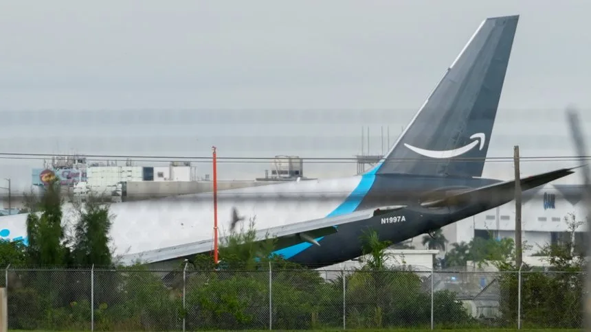 VIDEO: Avión de carga se salió de la pista en el aeropuerto de Miami y terminó estrellándose, hubo cinco fallecidos