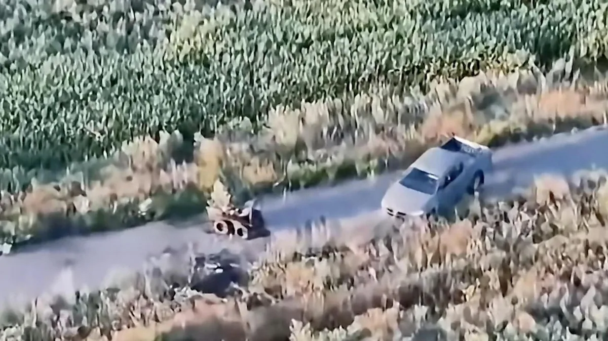 Luftaufnahme zeigt Einsatz: Kommandant rettet Soldaten mit Pickup – Ukraine feiert todesmutige Aktion