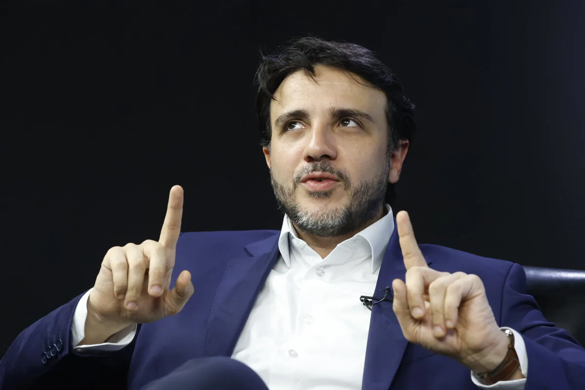 Renan Santos diz que Brasil precisa de bomba atômica para ser respeitado