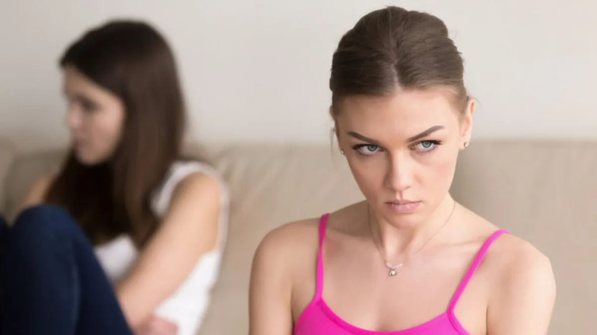 “Nos queremos, pero dejamos de hablar”: por qué algunas amistades se diluyen para evitar conversaciones incómodas