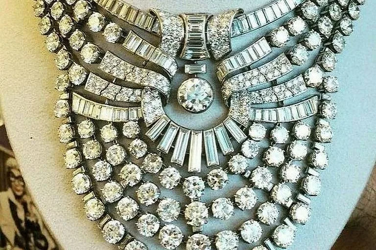 Colar com 673 diamantes que pertenceu a rainha do Egito foi roubado em museu de Viena