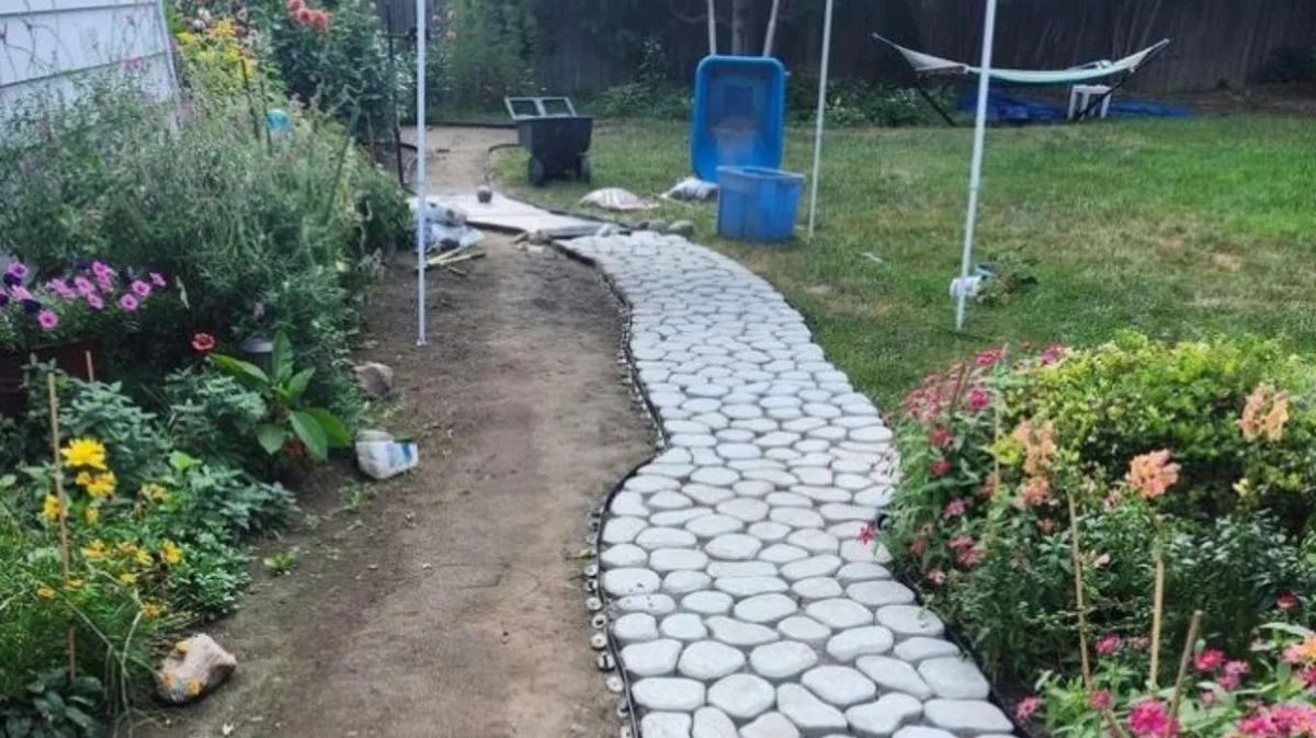 Una mujer creó sus propios adoquines para el jardín con 3 partes de arena, una de cemento y bidones reciclados: tardó 60 horas