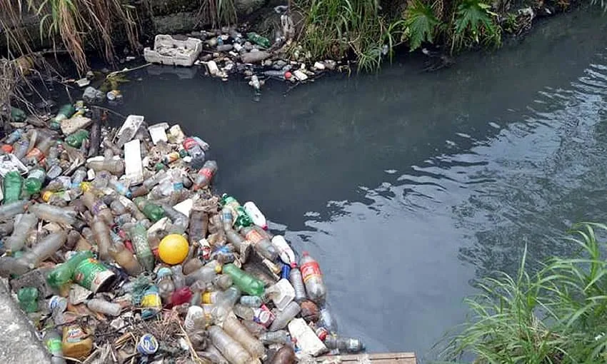 Acre tem 783 mil pessoas sem coleta de esgoto e déficit de água tratada chega a 55,7%