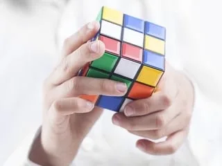 Après avoir mémorisé plus de 1 300 séquences de mouvements, elle établit à 6 ans un record du monde du Rubik’s Cube