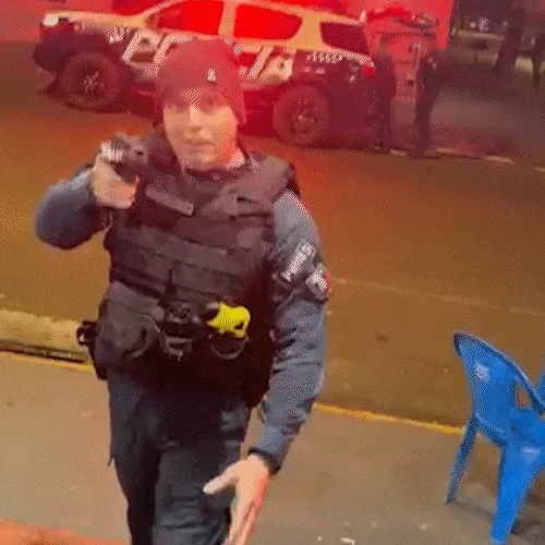 PM aponta arma para casal e derruba homem com taser em abordagem truculenta