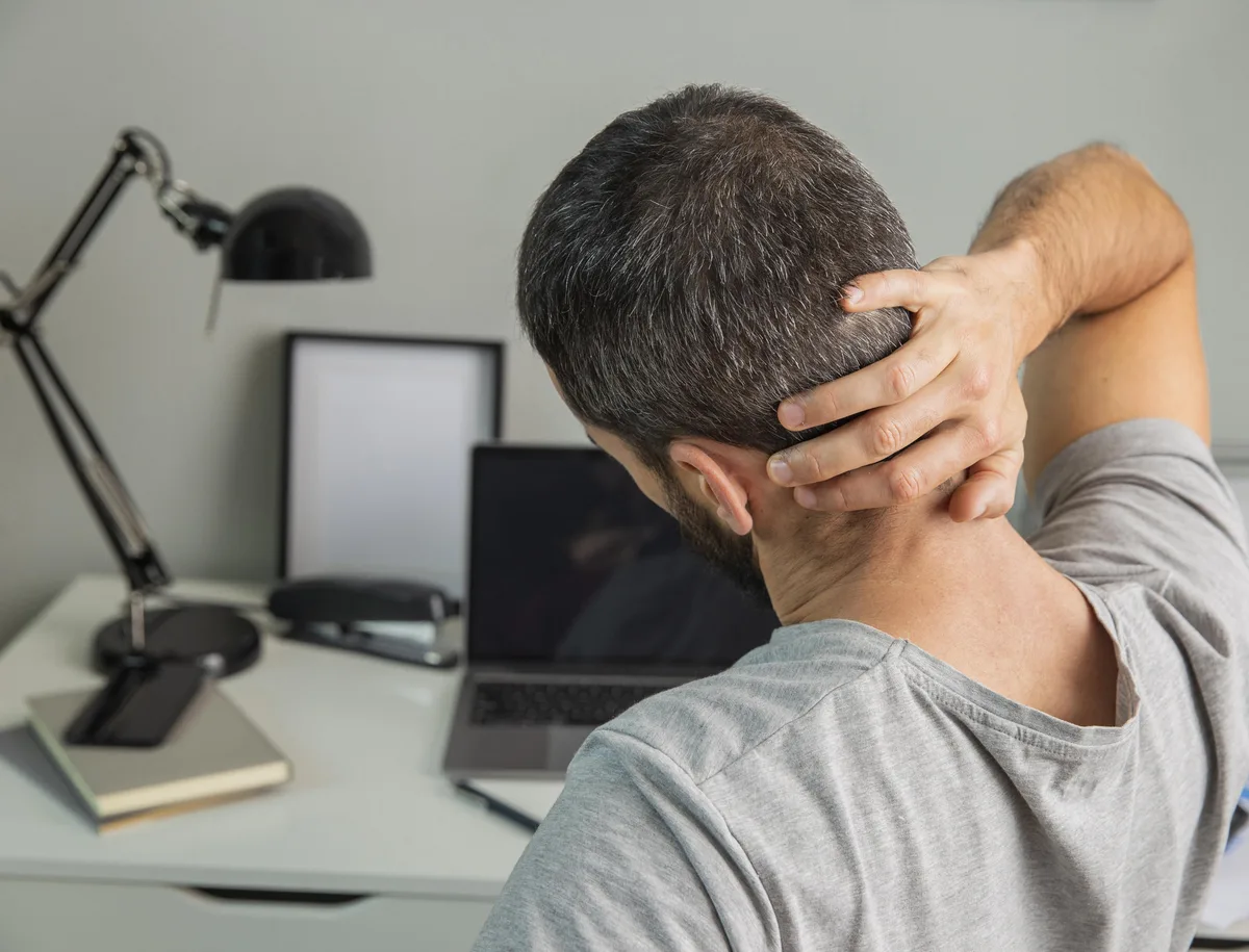 Estalar o pescoço faz mal à saúde? Entenda caso de homem com múltiplos AVCs que viralizou