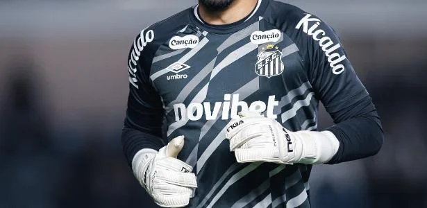 Do 'não' ao Corinthians à briga por vaga: o momento de João Paulo no Santos