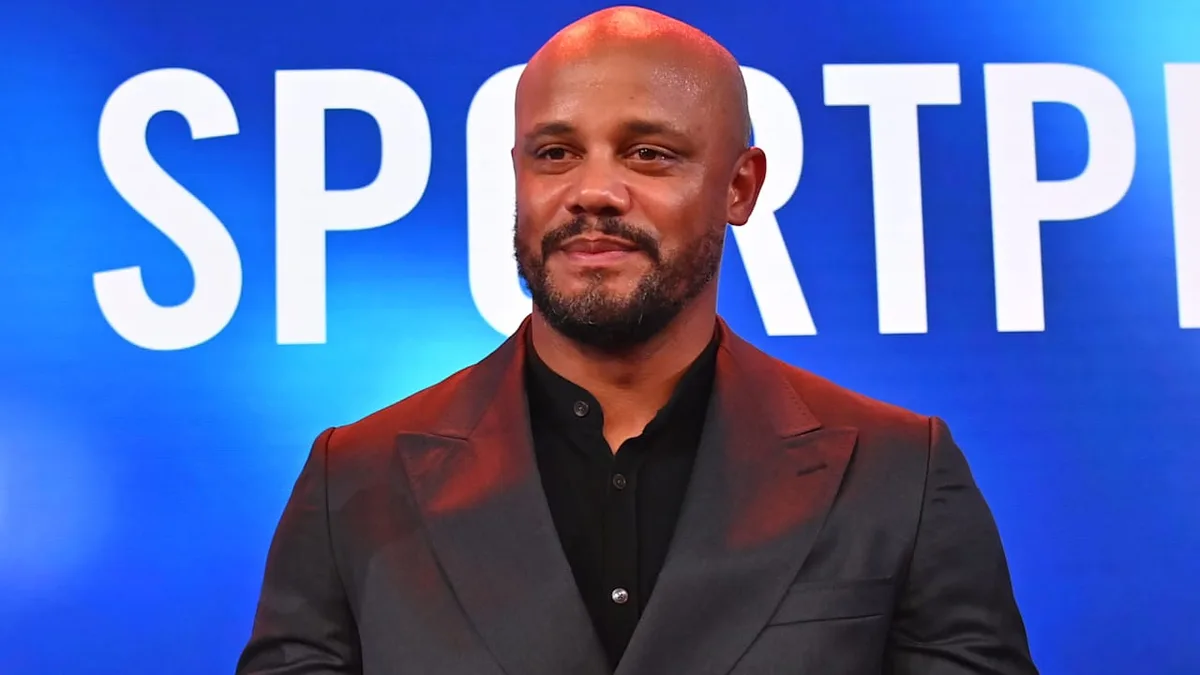 Moderator bringt ihn zum Lachen - Kompany leitete einst eine Sportsbar!