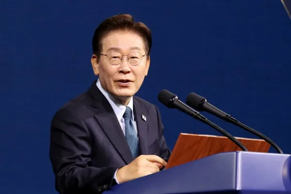 李 대통령 취임 후 최저 지지율 33.8%…최대 악재 된 부동산 정책