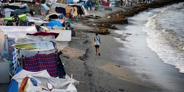 Ceuta : les migrants qui vivaient sur les plages transférés vers des tentes installées dans le port