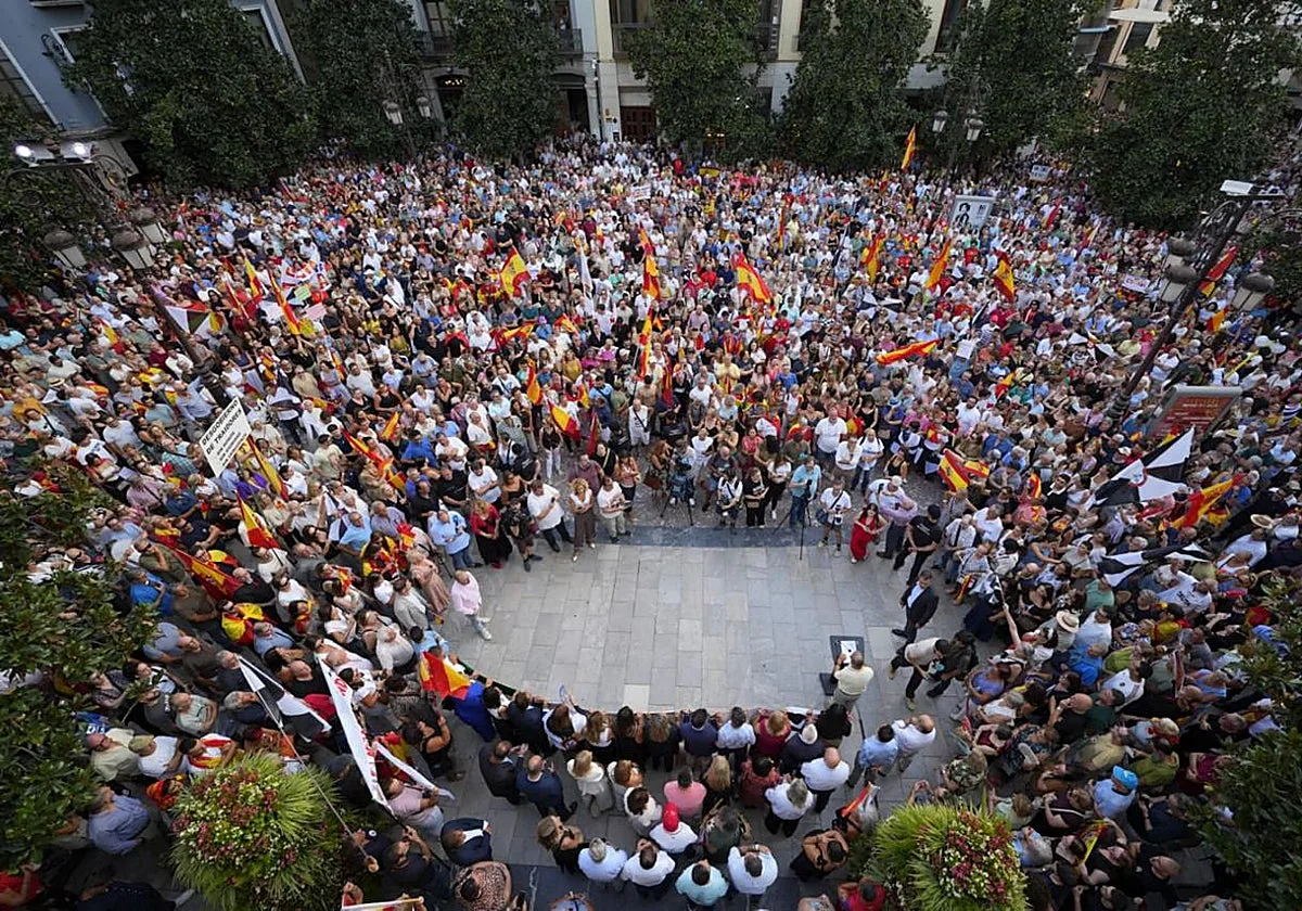 Veinte mil granadinos lo dicen bien alto: «Ceuta no se vende, Ceuta se defiende»