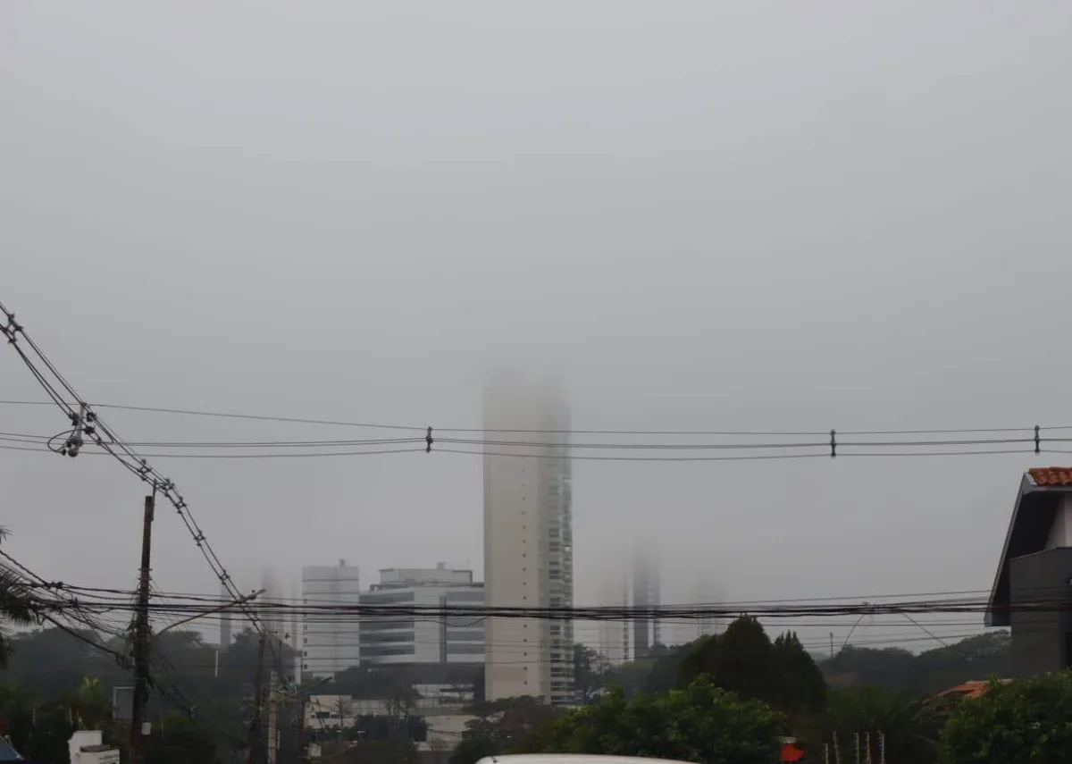 Névoa que cobre cidade é prenúncio de queda ainda maior nas temperaturas