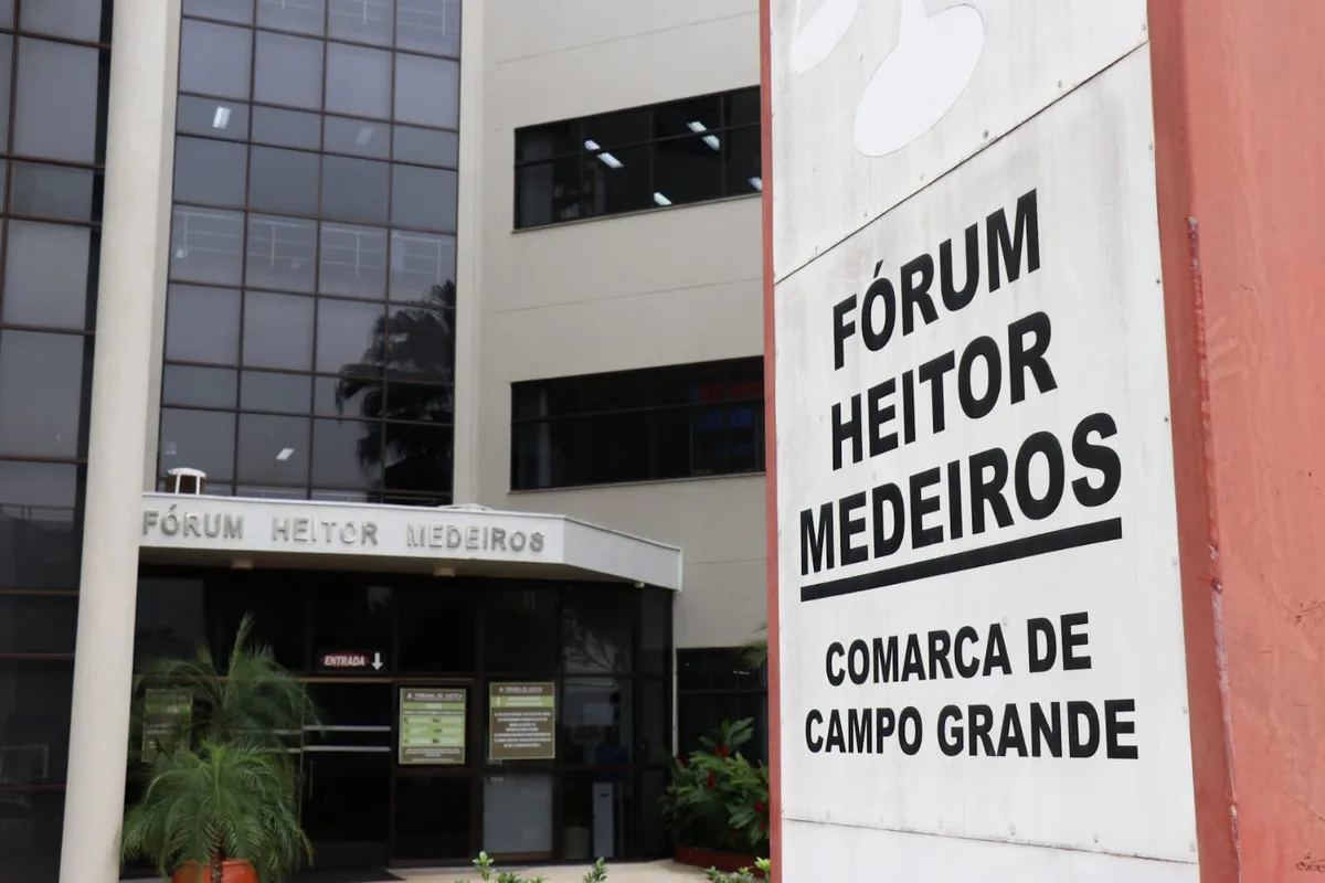 Filho que jogou mãe no asfalto tem liberdade concedida, mas é "expulso de casa"