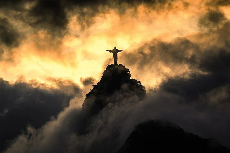 Há por aí uma nova religião, com cada vez mais seguidores: “Cristoneofascismo”