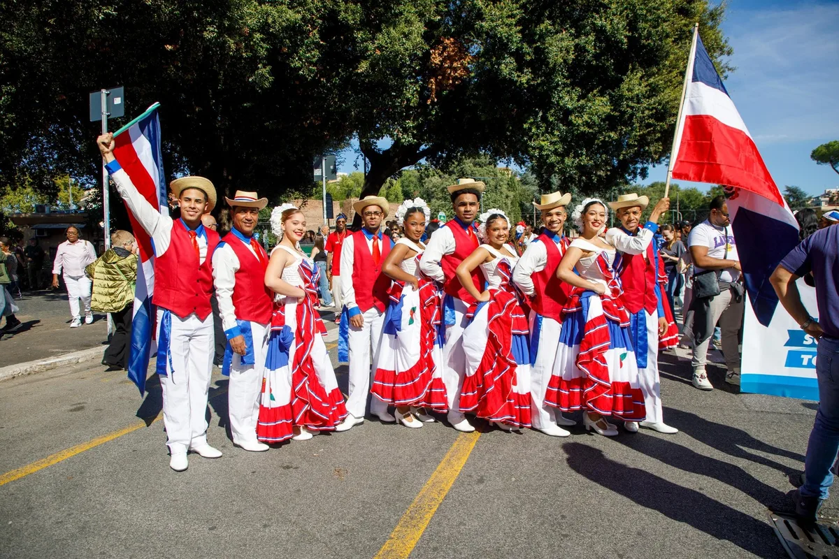 Roma se vistió de merengue y banderas dominicanas en una jornada dedicada a la diáspora