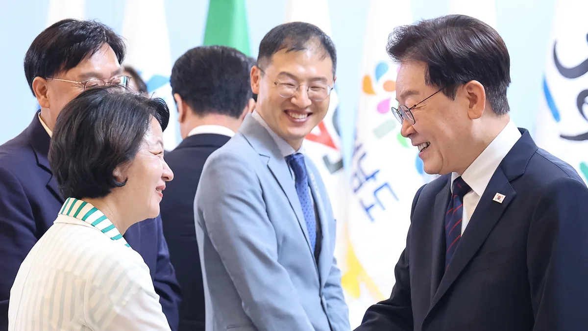 李 “평생 고관대작, 서민 혈세로 호사 누려”...추미애 겨냥?