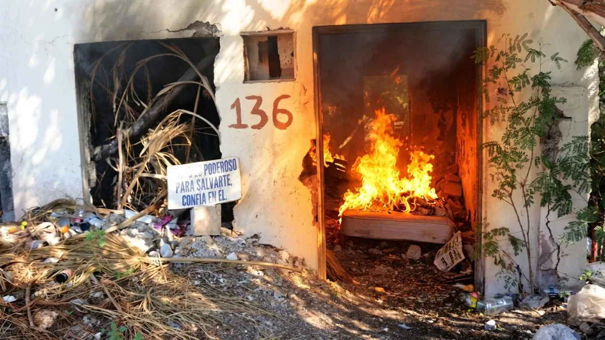 Monclova: Se incendia casa abandonada en El Pueblo; vecinos piden intervención