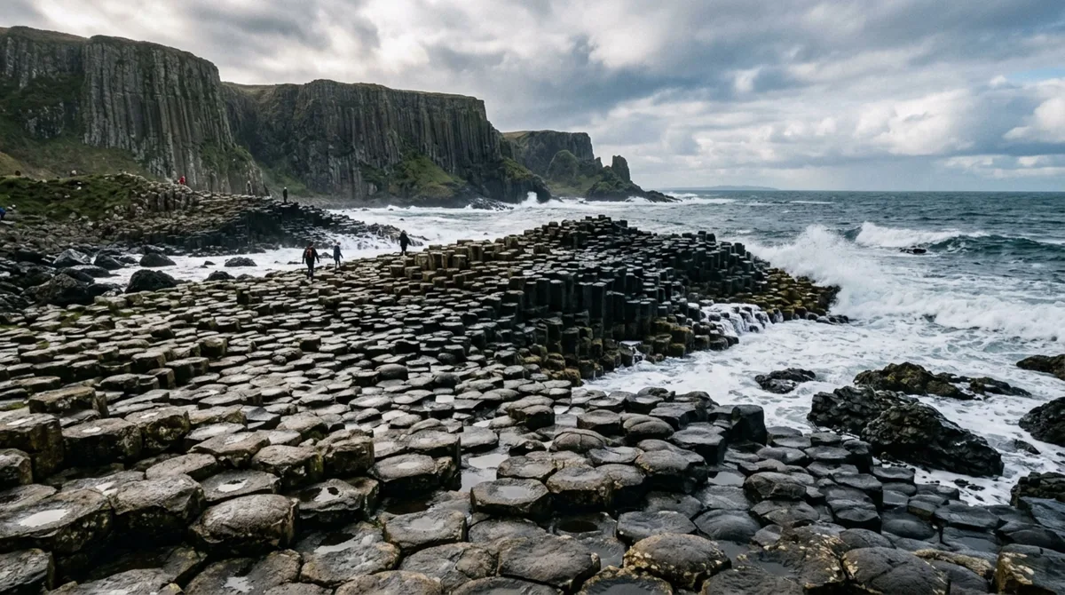 O enorme conjunto de milhares de colunas de pedra quase perfeitamente encaixadas que surgiu naturalmente depois que antigos derrames de lava esfriaram junto ao oceano