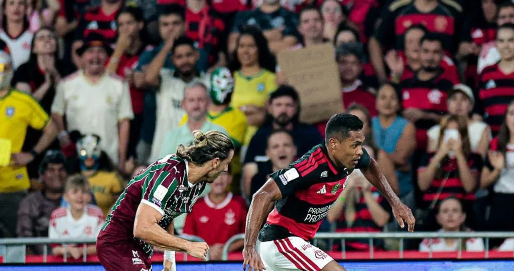 Alex Sandro parabeniza equipe e critica calendário: “Não é facíl jogar quinta e domingo”