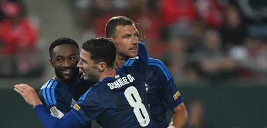 DFB-Pokal: Schalke 04 müht sich über die Verlängerung beim Halleschen FC in die 2. Runde