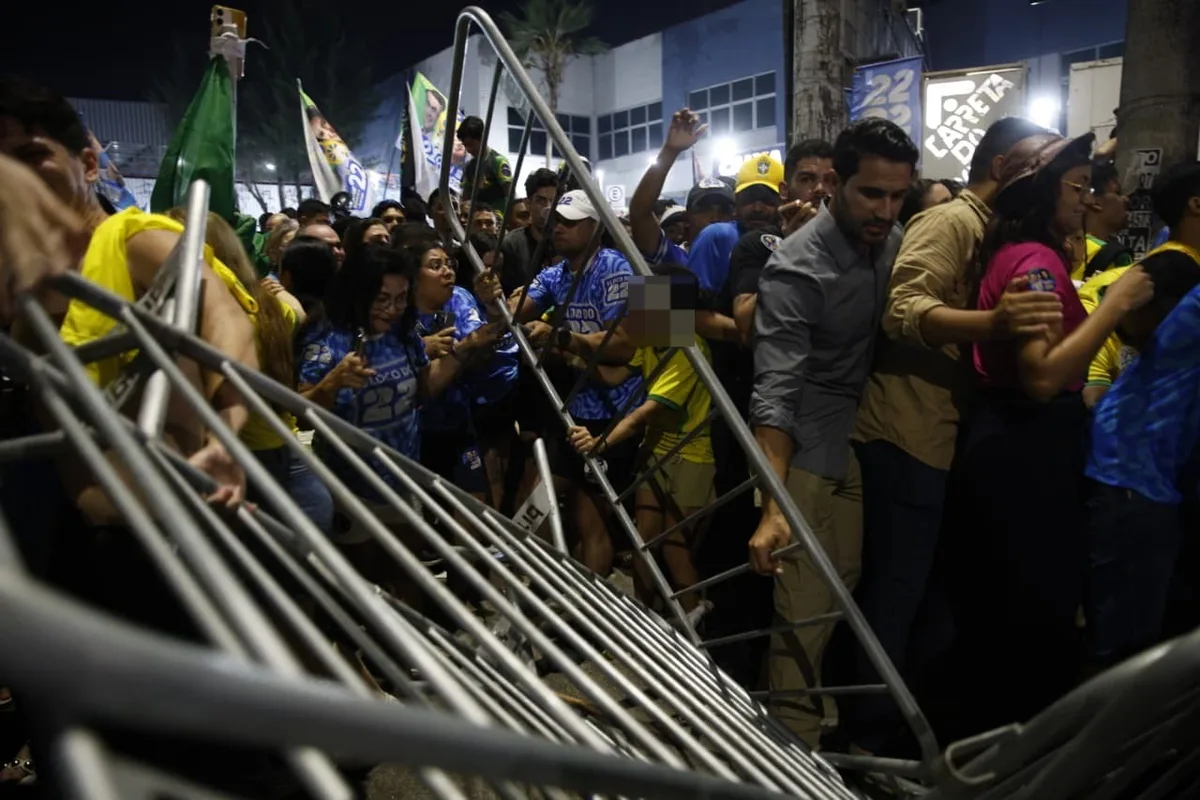 Vídeo: tumulto é registrado ao fim do evento de Flávio Bolsonaro em Fortaleza