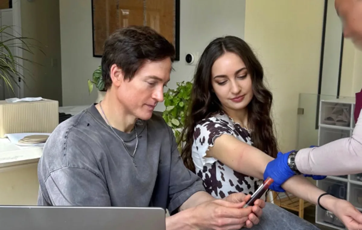 Juntos há 4 anos, biohacker revela que nunca dormiu com a namorada