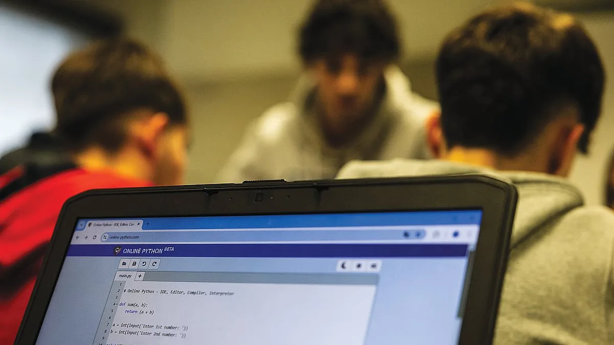 Mais de 8 mil professores por colocar, mas faltam docentes nas escolas