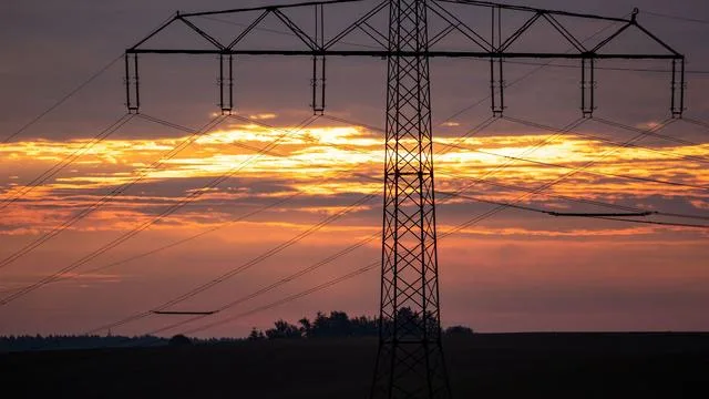 Stromausfall: Sturm beschädigt Strommasten - Haushalte kurz ohne Strom