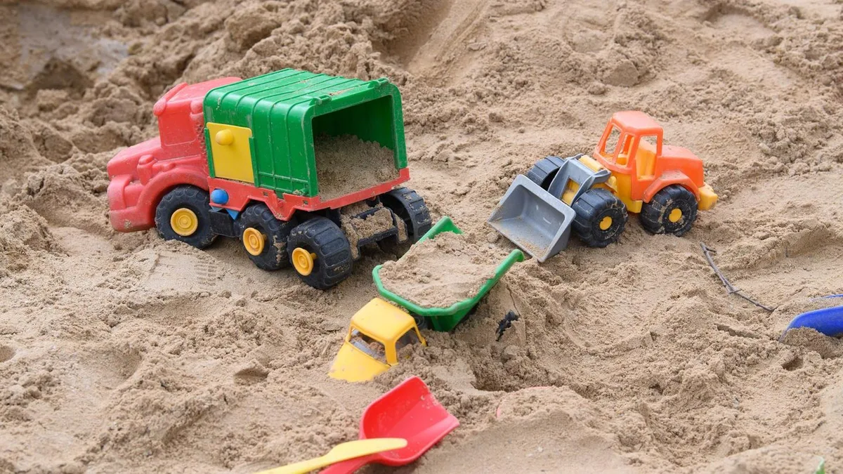Erziehungs-Debatte: Mutter lässt fünfjährigen Sohn alleine auf Spielplatz – und verliert ihren Job