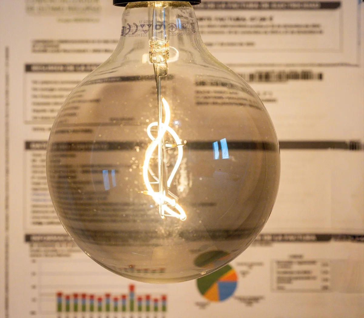 El nuevo sablazo de la luz: se dispara en agosto y empuja el recibo por encima de los 100 € por primera vez en cuatro años