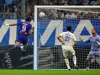 En plein OM - PSG, un stadier de Marseille demande un autographe à un joueur… de Paris