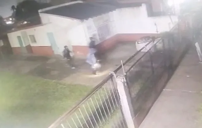 Un grupo de ladrones irrumpió en la casa de una jubilada en La Matanza: la sometieron por una hora, la golpearon y le robaron