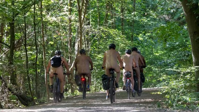 Naturismus: «Lebensfreude pur»: Nackt auf dem Rad durch den Wald