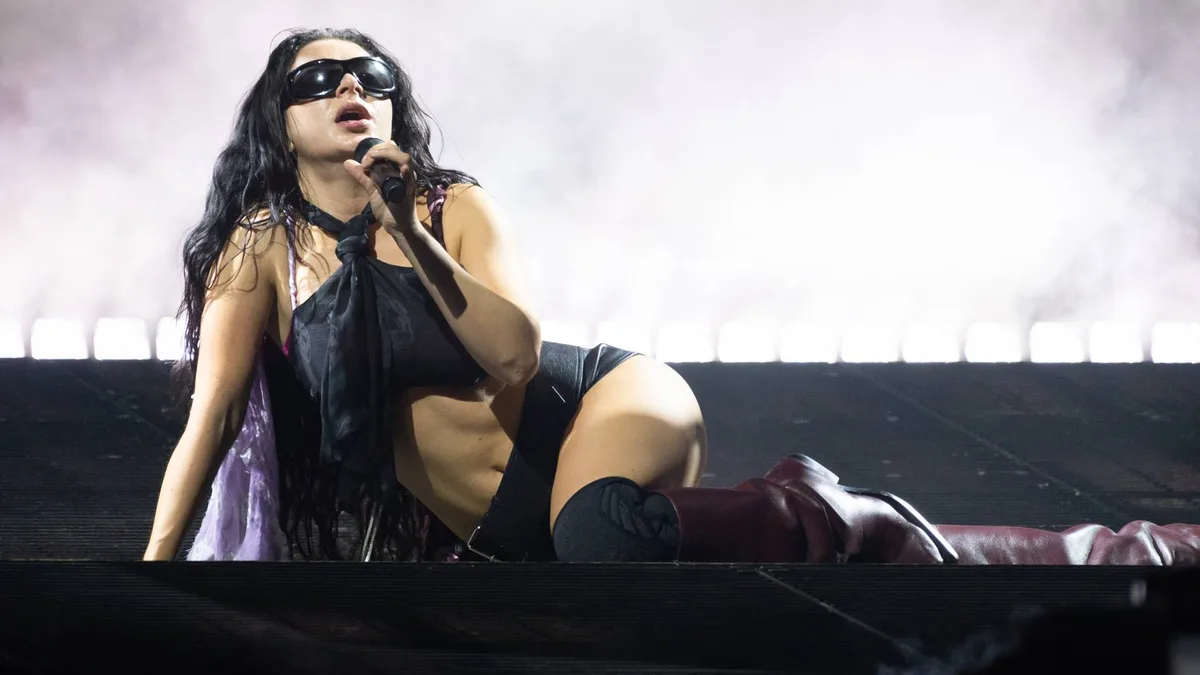 Charli XCX recebe Tinashe no ACL Festival; confira!