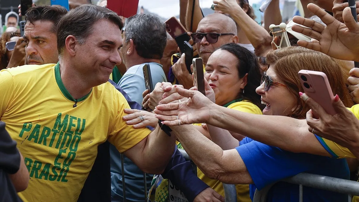 Flávio Bolsonaro abre campanha no Brasil invocando o pai