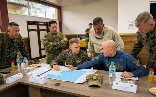 Colombia y Ecuador avanzan en instalar base binacional fronteriza; se reúnen con jefe del Comando Sur de EU