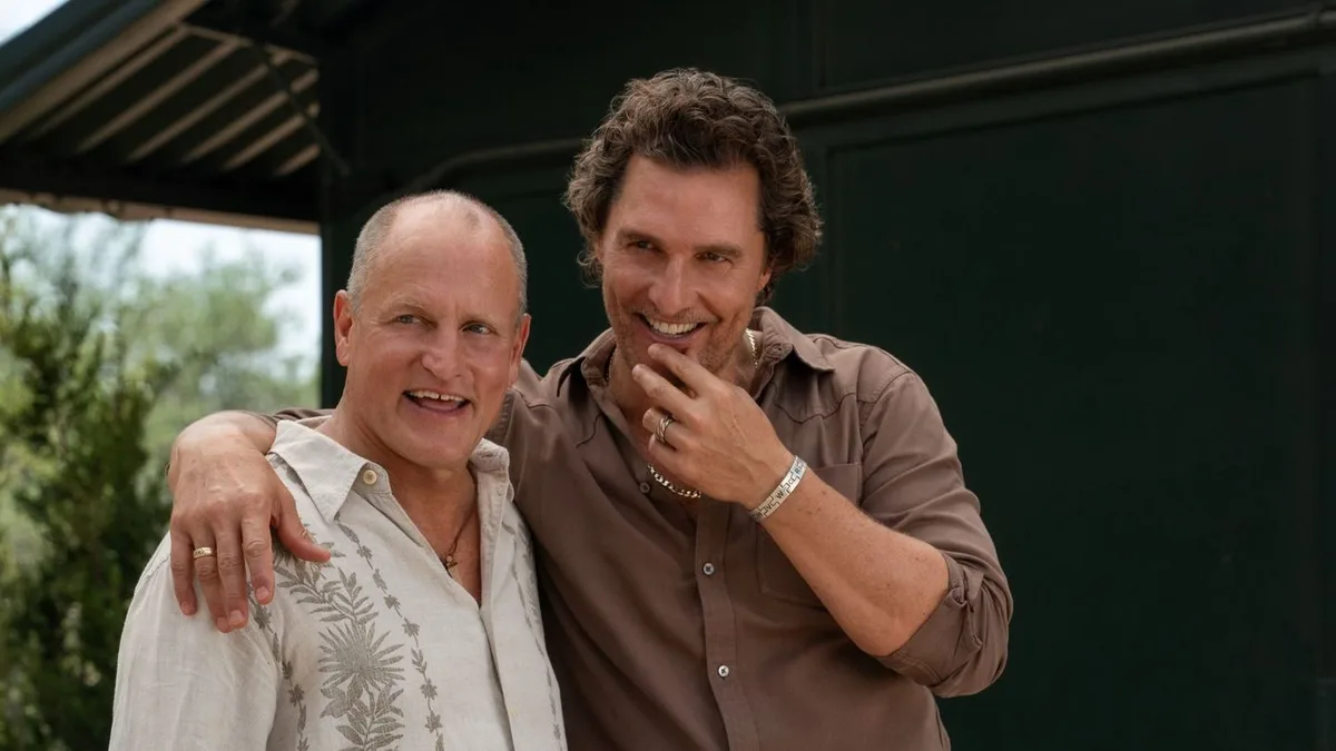 "Brothers" bei Apple TV: Sind sie wirklich Brüder? Woody Harrelson und Matthew McConaughey albern sich durch ein wildes Familiengerücht