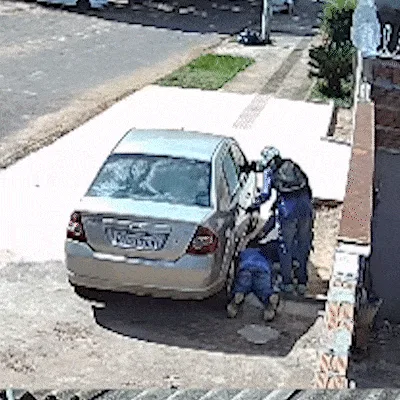 Dupla armada faz entregador refém e rouba carro cheio de mercadorias no Jacy