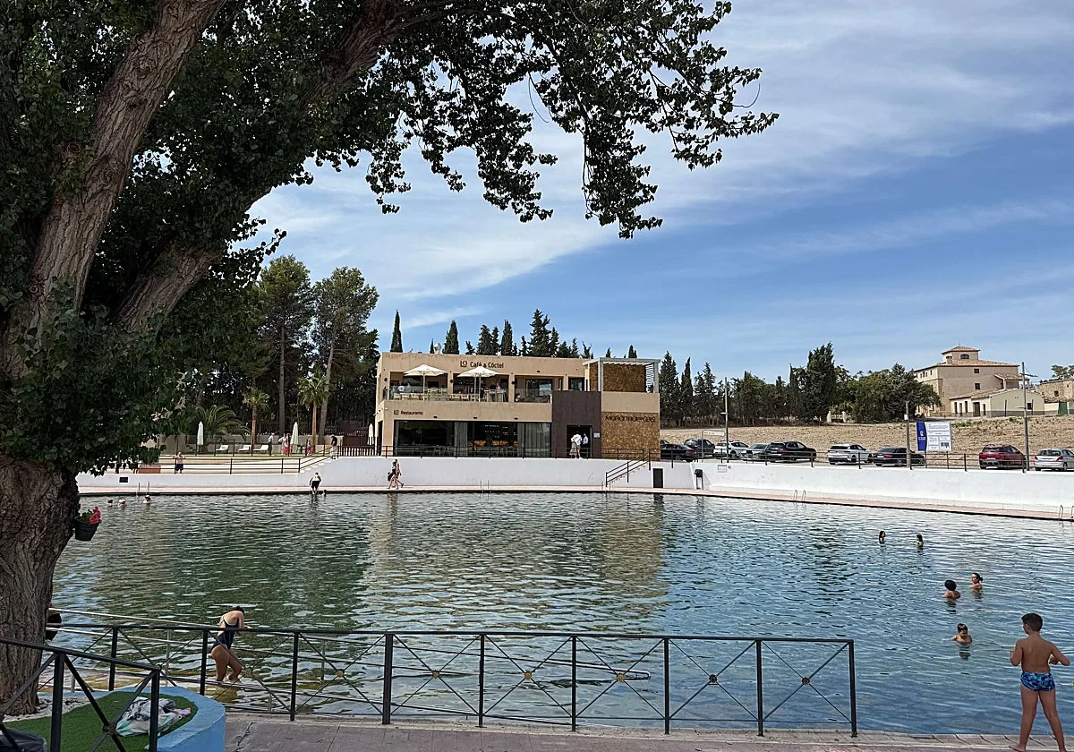 La piscina natural de Almería que mantiene el agua entre 22 y 24 grados durante todo el año