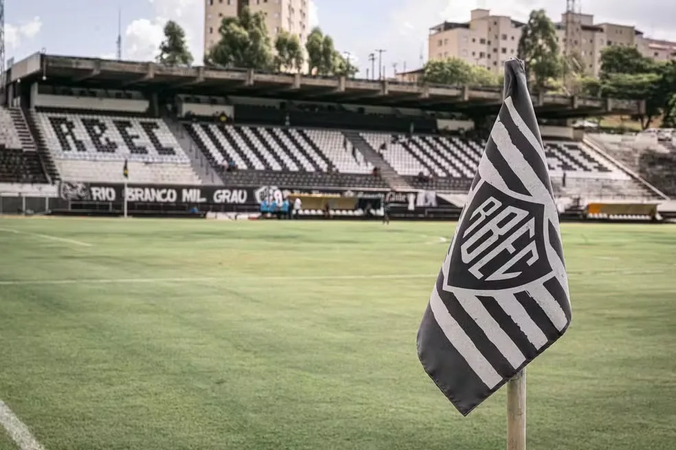 Time brasileiro que teve três atletas na Copa luta para não falir
